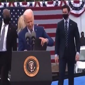 Joe Biden'ın saniyelerce aradığı maskesi cebinden çıktı