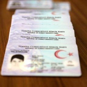 İzmir’de 17 yaşındaki genç annesinin soyadını aldı