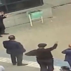 Van'da husumetlisini vurmak isteyen kişinin elinden silahını başhekim aldı