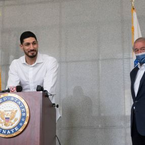 ABD'li senatörden Enes Kanter yorumu: Birlikte olmaktan gurur duyuyoruz