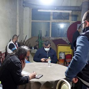 Kırıkkale'de ruhsatsız kıraathanede kaçak oyun oynayan 17 kişi suçüstü yakalandı