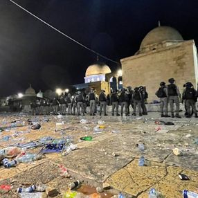 İsrail polisi, Mescid-i Aksa'daki cemaate saldırdı