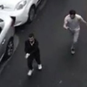 Beyoğlu'nda sokak ortasında silahlı kavga