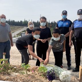 Adana'da lösemiden ölen annenin mezarına ziyaret