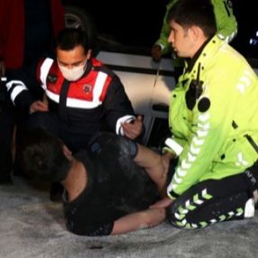 Sakarya'da alkollü sürücü takla atan aracından kendisini kurtaran ekiplere saldırdı