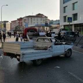 Pendik'te aşırı hızlı pikap, kontrolü kaybederek otobüs durağına çarptı