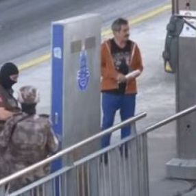 Avcılar istikametinde ilerleyen bir metrobüs rehin alındı