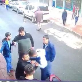 Beyoğlu’nda silahlı kavga kamerada
