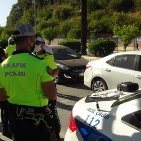 Antalya'da kırmızı ışıkta geçen karı koca, polise beddua etti