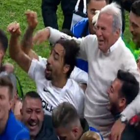 Altay Teknik Direktörü Mustafa Denizli gözyaşlarını tutamadı