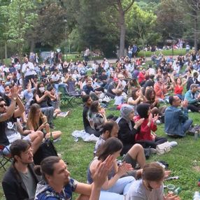 Maçka Parkı'nda sosyal mesafeyi unutturan konser