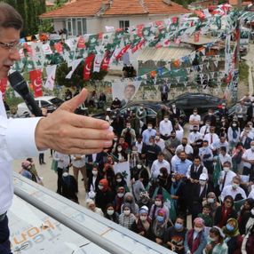 Ahmet Davutoğlu, partisi 17 oy alınca alay konusu oldu