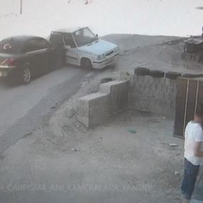 Gaziantep'te iş yerini temizleyen şahıs, ezilme tehlikesi geçirdi