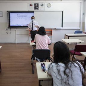 Ortaokul ve liseler için yüz yüze eğitim başladı