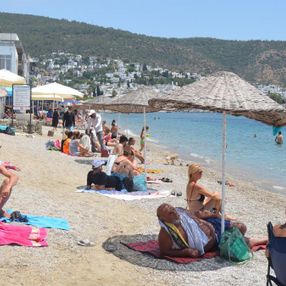 Bodrum'da sıcaklık 30 dereceye çıktı, sahiller doldu