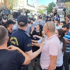 Diyarbakır'da Kürtçe eğitim isteyenlerle polis arasında arbede
