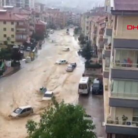 Ankara'da caddeleri sel bastı