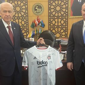 Devlet Bahçeli'ye imzalı Beşiktaş forması hediye edildi
