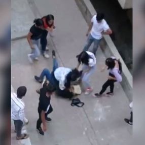 Şanlıurfa'da kızların kavgasını erkekler uzaktan izledi