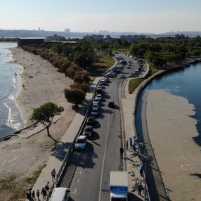 İstanbul'da bir yandan müsilaj temizliği, bir yandan deniz keyfi