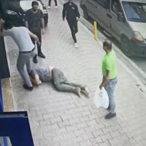 Esenyurt’ta çocuklardan para istedi, feci şekilde dayak yedi