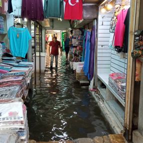İzmir'de Tarihi Kemeraltı Çarşısı göle döndü