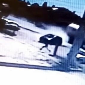 Sakarya’da aracın altında kalmaktan birkaç adımla kurtuldu