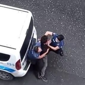 Esenyurt'ta önce araçlara çarptı, sonra bıçakla saldırdı