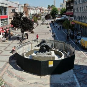 Edirne'de heykel, görünmüyor diye caddenin ortasına taşındı