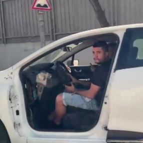 Ataşehir’de otomobilin kapısı olmadan trafiğe çıktı