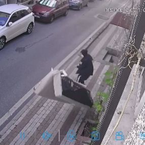 Üsküdar'da üçüncü kattan atılan kanepe ölüme neden oluyordu