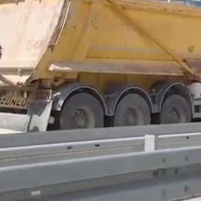 Kocaeli'de paten süren gençler, kamyonun dorsesine tutunarak ilerledi