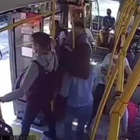 Rusya'da annesinin kucağındaki bebeğin bacağı otobüsün kapısına sıkıştı