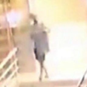 Mersin'de hırsız, kapı önlerindeki ayakkabıları çöp kovasına doldurdu