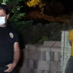 Antalya'da dur ihtarına uymayan ehliyetsiz genç sürücü 2 araca çarptı