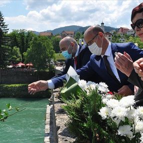 Bosna Savaşında diri diri yakılan 3 bin kurban için nehre gül döküldü