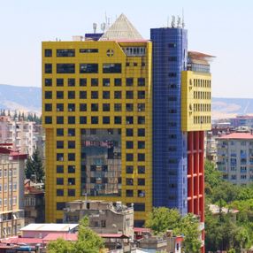 Kahramanmaraş'taki renkli bina Kurban Bayramı’nda yıkılacak