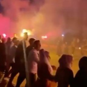 Antalya’da onlarca kişi el ele halaya durdu