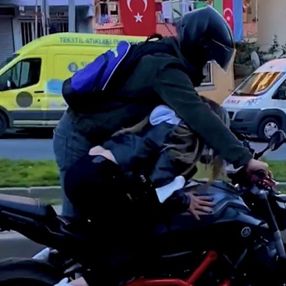 Kağıthane’de kız arkadaşıyla motosiklette yer değiştirdi