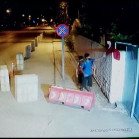 Kahramanmaraş'ta rüzgarda katlanan bayrağı düzeltip öptüler