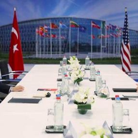 NATO Zirvesi'nde Cumhurbaşkanı Erdoğan, Biden'a kitap verdi