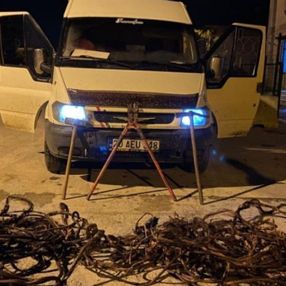 Denizli'de hırsız sevgililer, çaldıkları 70 bin liralık kabloyu eritirken yakalandı