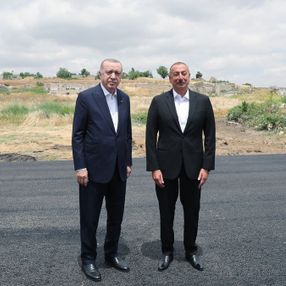 İlham Aliyev'den Cumhurbaşkanı Erdoğan'a sıcak karşılama