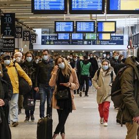 Fransa'da maske zorunluluğu kaldırılıyor