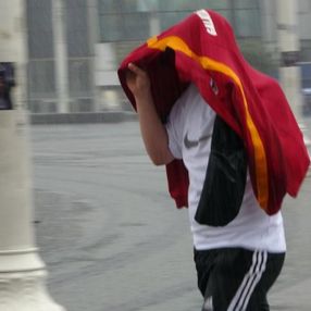 İstanbul'da sağanak yağış etkili oluyor: Cadde ve sokaklar göle döndü