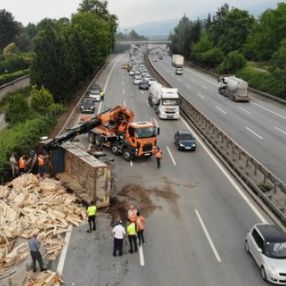 Sakarya TEM otoyolunda 13 araç birbirine girdi