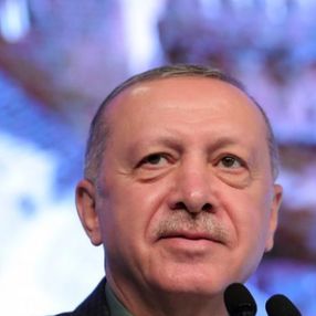 Cumhurbaşkanı Erdoğan Antalya'da partililerle birlikte şarkı söyledi