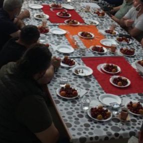 Türk bayrağı üzerinde yemek yenilmesine sert tepki