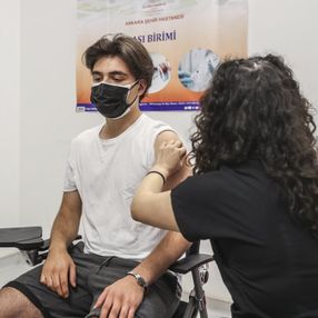 18 yaş ve üstündekiler aşılanmaya başladı