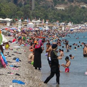 Antalya sahillerinde sınav sonu yoğunluğu